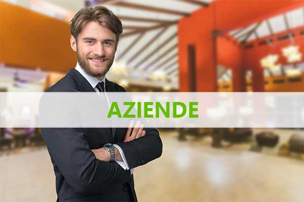businessman sorridente ad una fiera